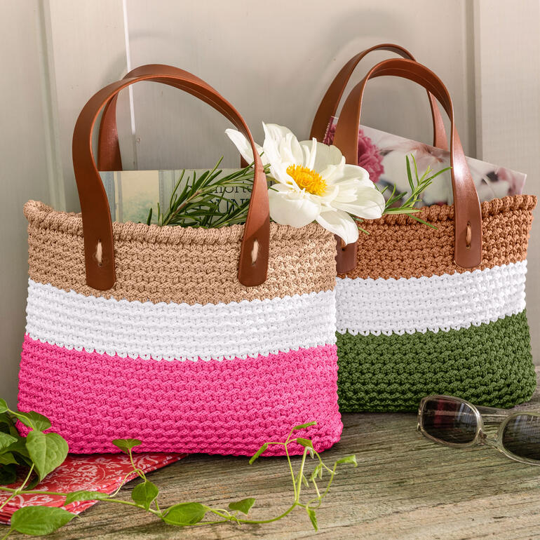 Buntes Taschen-Duo aus Rope mit Ledergriffen, dekoriert mit einer Blume und Brille.