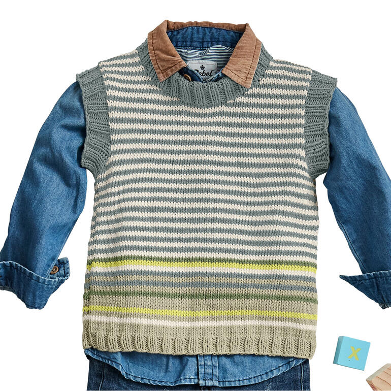 Pullunder aus Cotone-Emozione in beige und grauen Streifen, über einem blauen Hemd präsentiert.