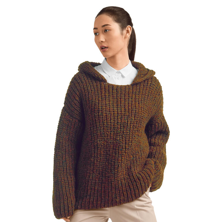 Kapuzenpullover in Erdtönen aus Frigga, lässig kombiniert.