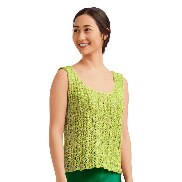 Frau trägt ein grünes, leichtes Top aus Contrato mit offenem Rückenausschnitt.