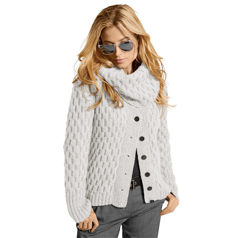 Frau in einer grauen Jacke und Loop aus Fenella, kombiniert mit Sonnenbrillen.