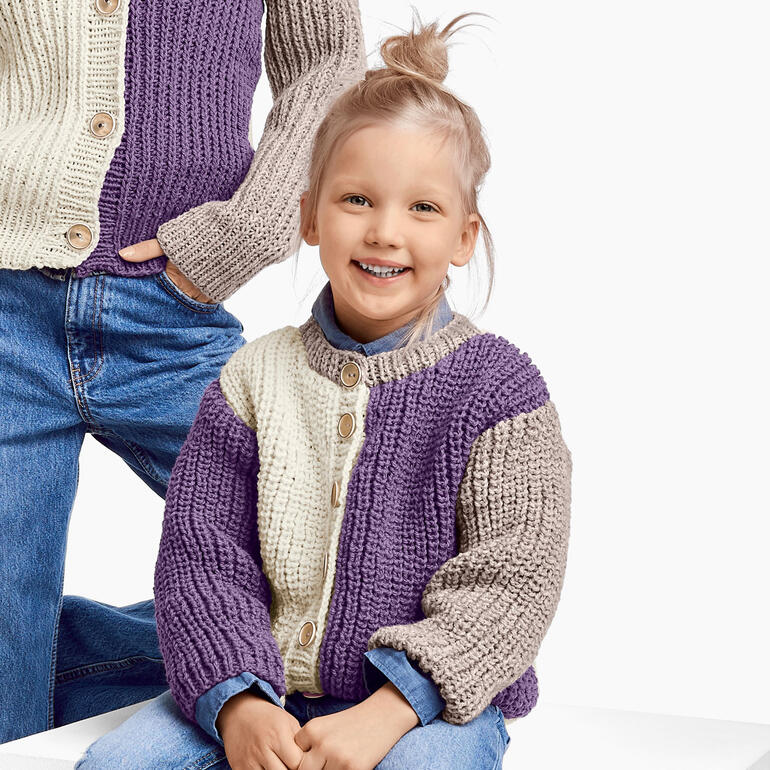 Kinderjacke aus Landwolle mit buntem Design und Knöpfen, ideal für Kinder.