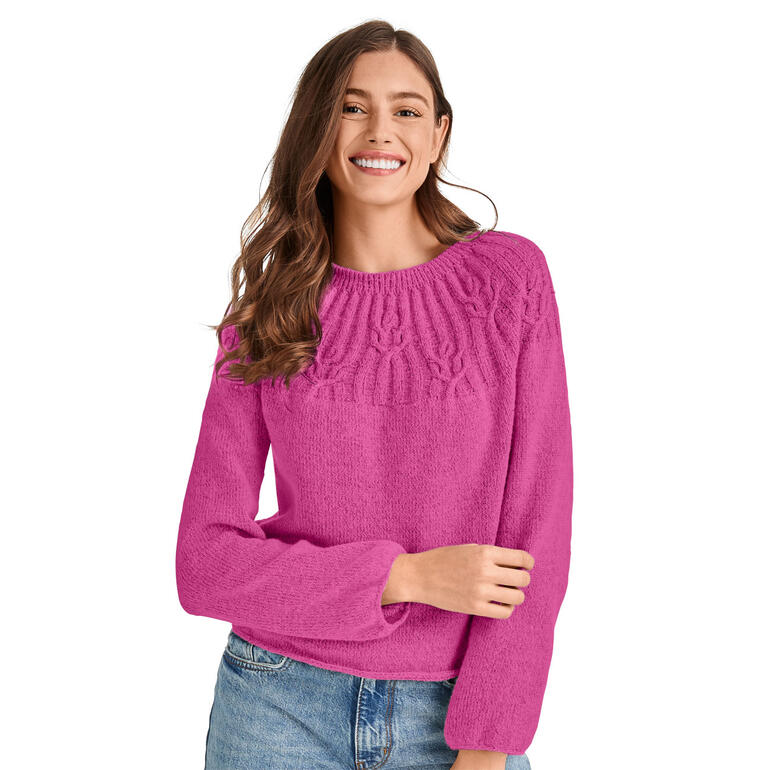 Leuchtend pinker Pullover aus Charme® mit floralem Reliefmuster.
