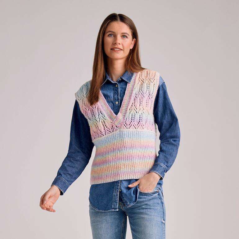 Junge Frau trägt einen farbenfrohen Pullunder mit V-Ausschnitt.