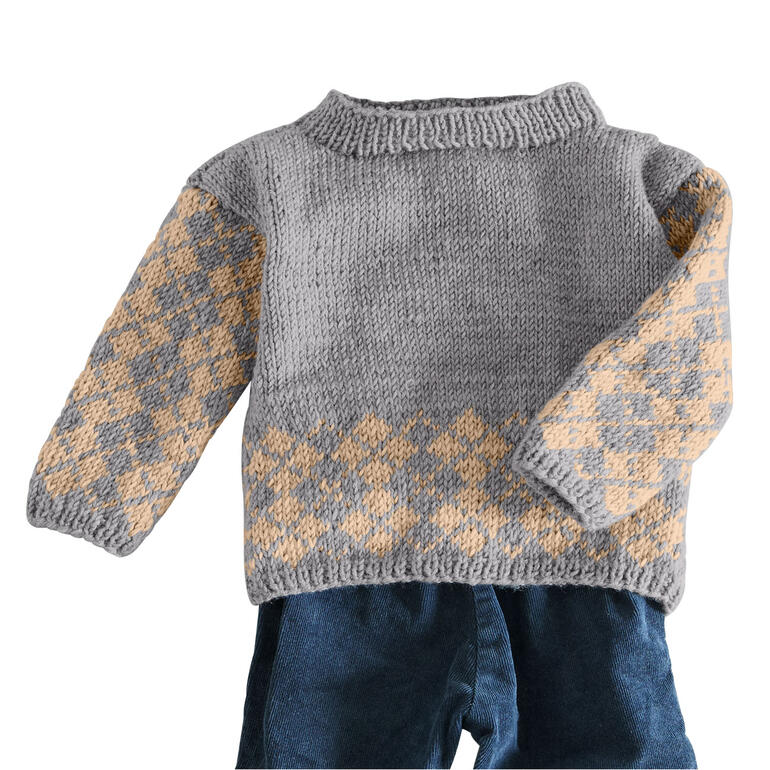 Grauer Baby-Pullover mit orangefarbenem Rautenmuster auf den Ärmeln.