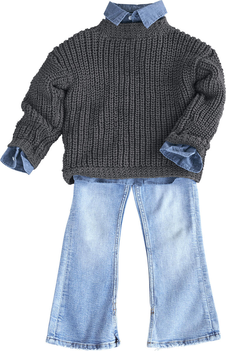 Kinderpulli aus Cotonara in dunklem Grau, lässig gestylt.