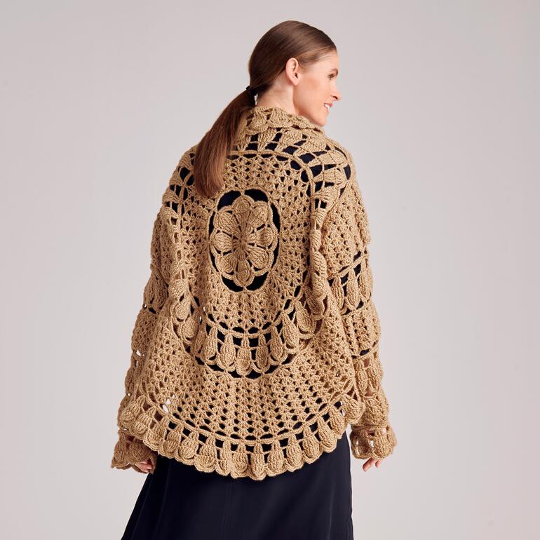 Häkeljacke aus Wool-Cotton in beige, von hinten getragen.