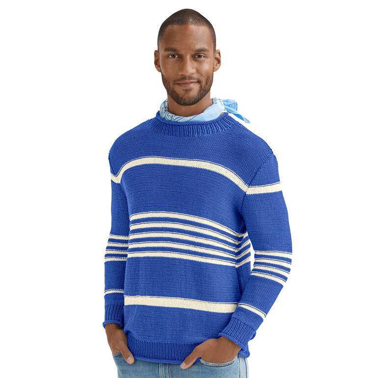 Mann in blauem gestreiften Merino-Cotton Pullover mit lässigem Outfit.