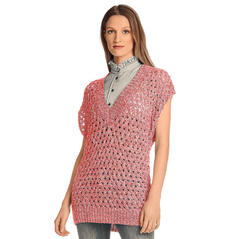 Frau im roten Pullunder aus Contrato, mit kurzem Ärmel und V-Ausschnitt.