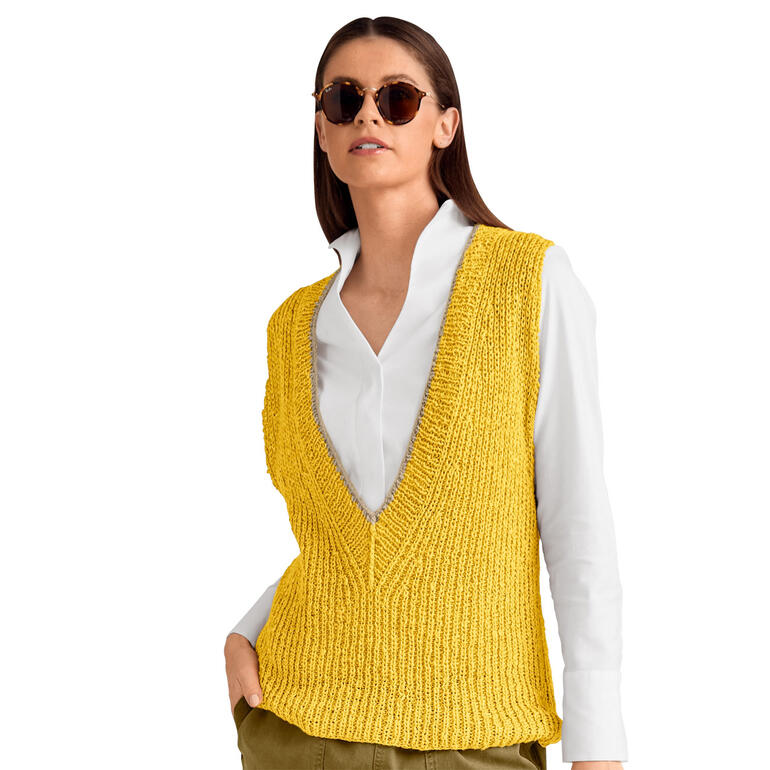 Frau in gelbem Pullunder aus Varese, mit schickem Look.