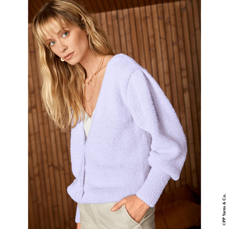 Frau in lila Jacke aus Phil Romance mit V-Ausschnitt, stehend.