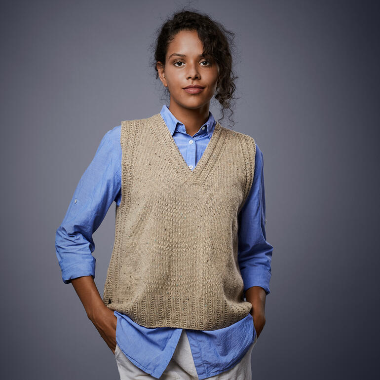 Pullunder aus Como Tweed in Beige, leger über Hemd getragen.