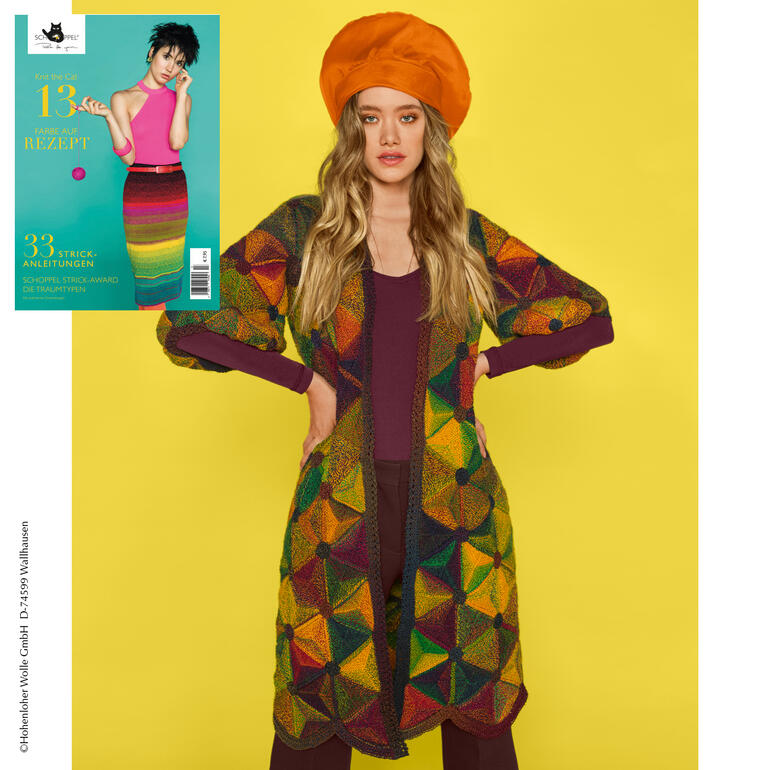 Frau in buntem Kimono poses vor gelber Wand, trägt orange Hut.