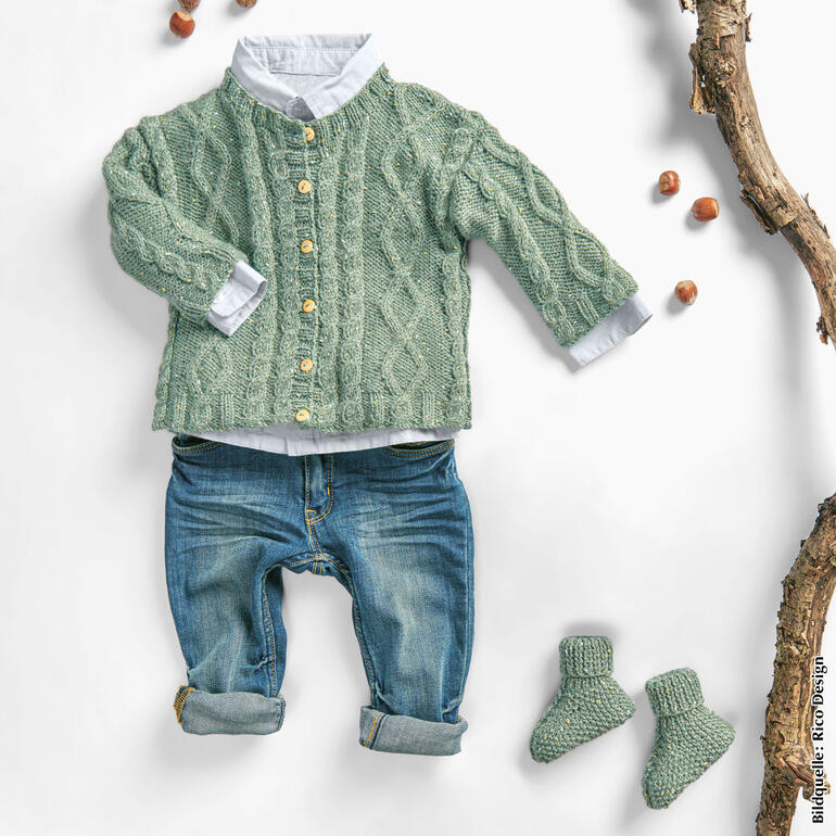 Baby-Jacke und Schühchen aus Baby Dream Tweed dk in sanften Grüntönen.