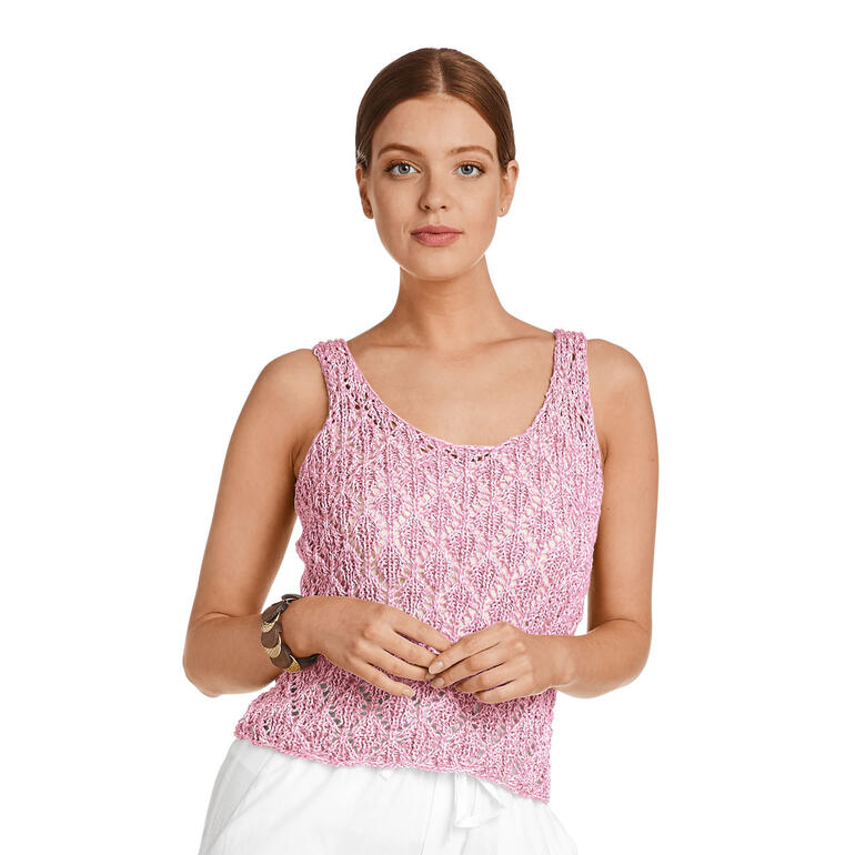 Rosa gehäkeltes Top mit romantischem Muster, präsentiert von einer Frau.