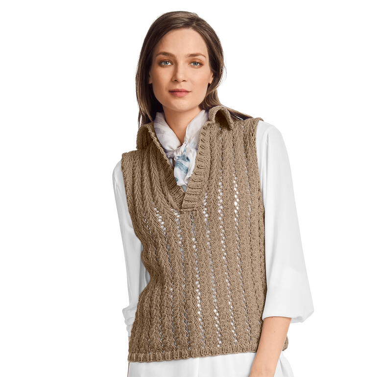 Brauner Polo-Pullunder mit V-Ausschnitt, kombiniert mit einer Bluse.