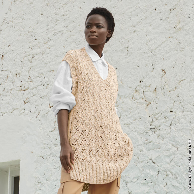 Lange beige Häkelweste mit lockerer Passform, präsentiert von einer Frau.