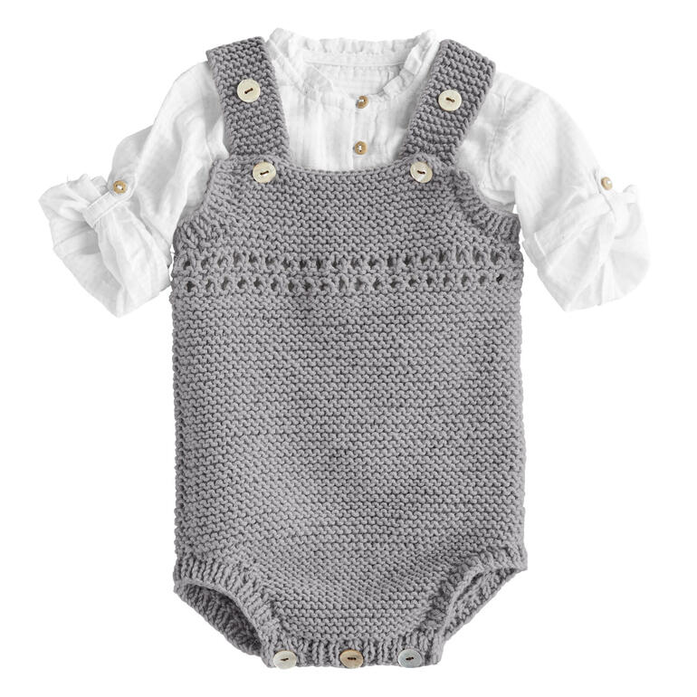 Grau gestrickter Babystrampler mit Knöpfen, auf einem weißen Hintergrund.