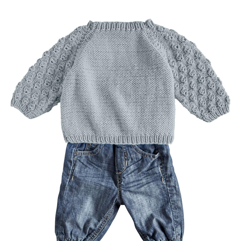 Hellgrauer Babypulli mit strukturiertem Muster, auf einem weißen Hintergrund.