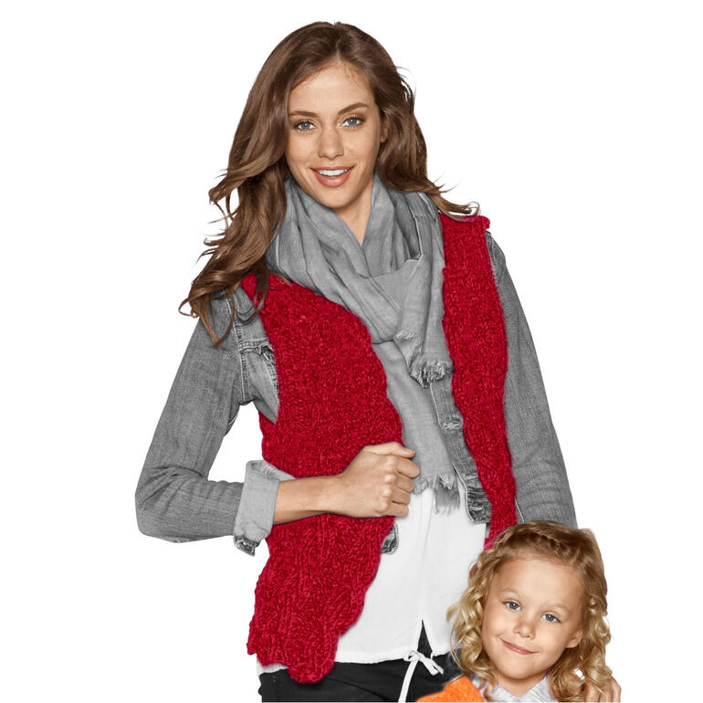 Rote Weste aus Merino Dick, kombiniert mit grauem Schal und Model.