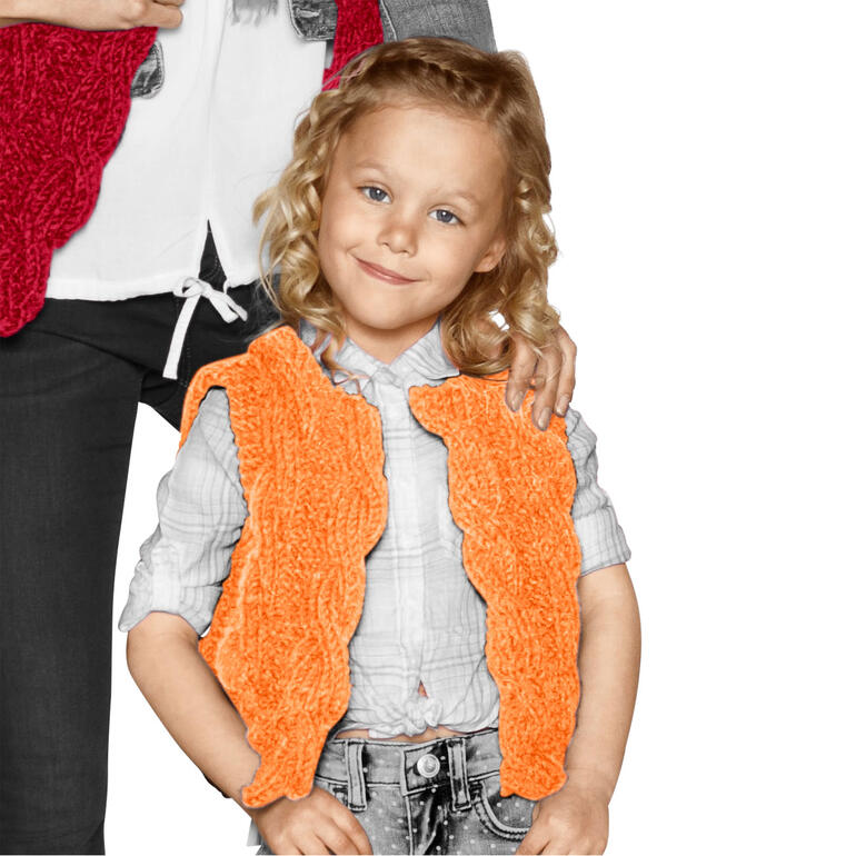 Kinderweste aus Merino in Orange, getragen von einem lächelnden Mädchen.