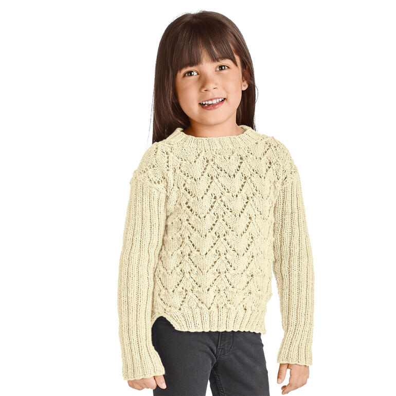 Pullover aus Merino-Extrafein in Creme, getragen von einem lächelnden Mädchen mit langen Haaren.