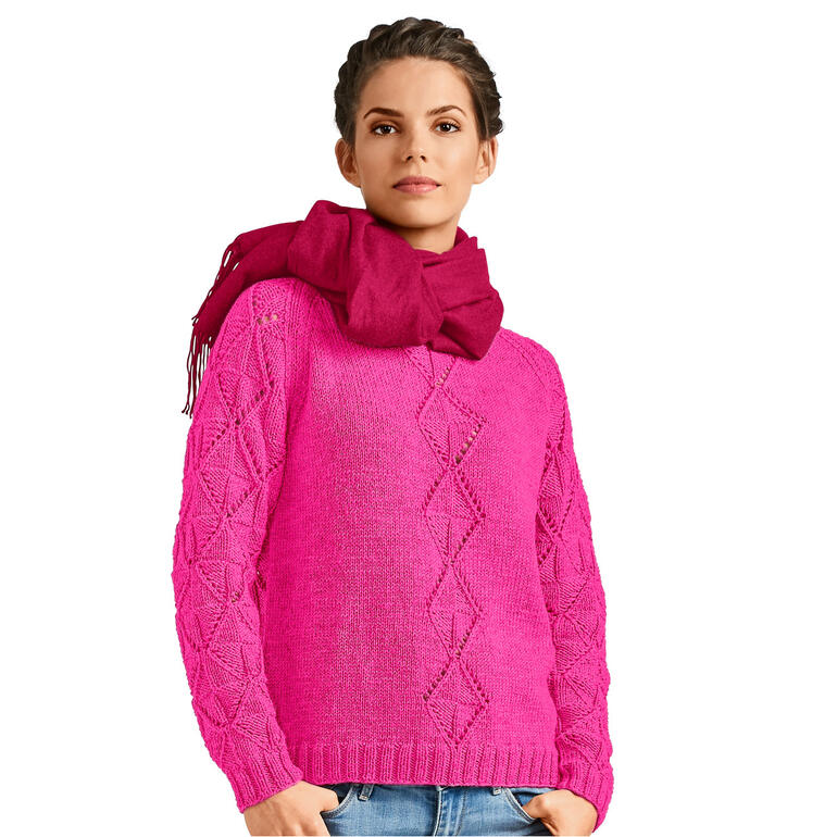 Pullover aus Merino-Extrafein in leuchtendem Pink mit einem Schal, getragen von einer Frau.