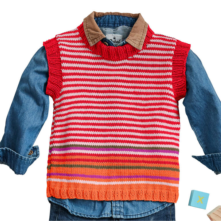 Pullunder aus Cotone-Emozione mit bunten Streifen, dekoriert mit einem darunter liegenden Hemd.