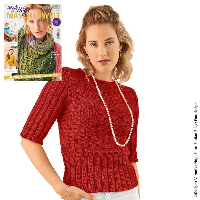 Frau in einem roten Pullover aus Merino Stretch, lächelnd mit einer Perlenkette.