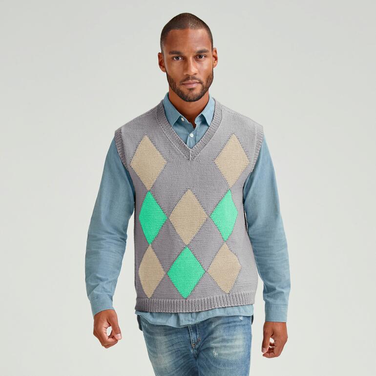 Mann in grauem gestricktem Pullunder mit Rauten vor grauem Hintergrund