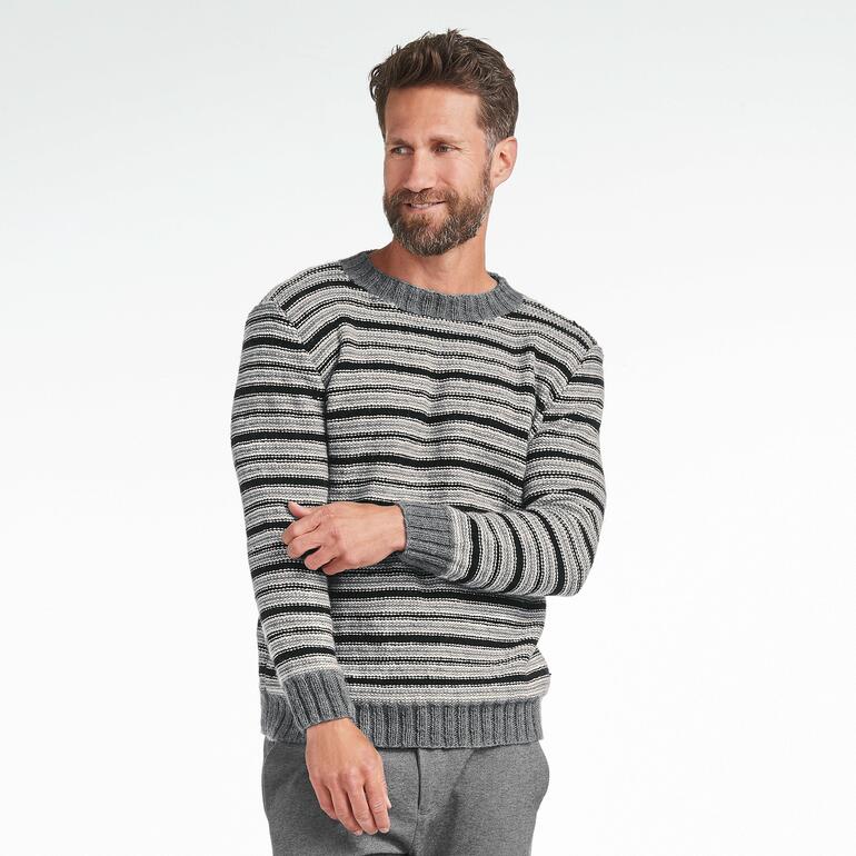 Gestreifter Herrenpullover aus Monello-175 Uni, getragen von einem Mann.