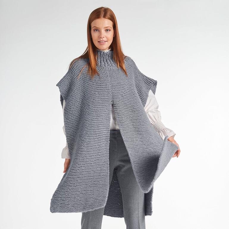 Überwurf aus Merino Dick in grauer Farbe, modeliert von einer Frau.
