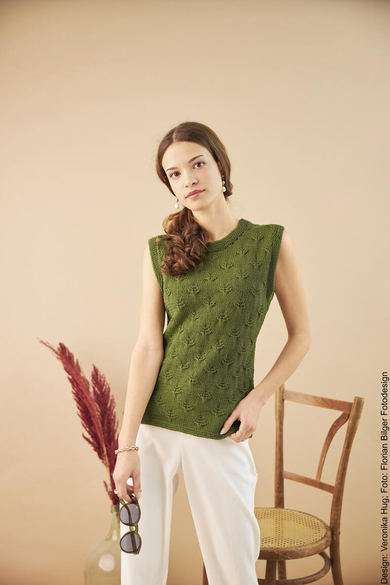 Pullunder aus Merino Stretch in Dunkelgrün, Figur einer Frau in modischer Pose.