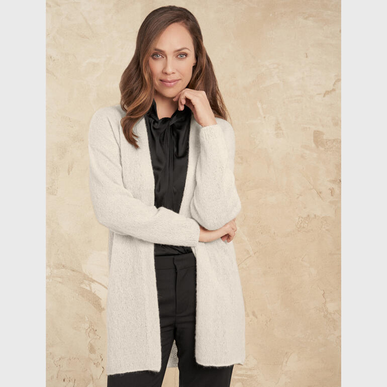 Offene Jacke aus Alpaca Classic in Hellgrau, Figur einer Frau in eleganter Kleidung.