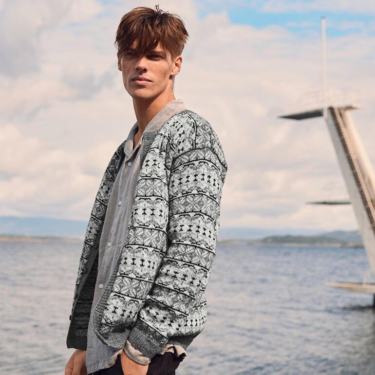 Herrenjacke aus Sisu in Grau, Figur eines Mannes vor einem See.