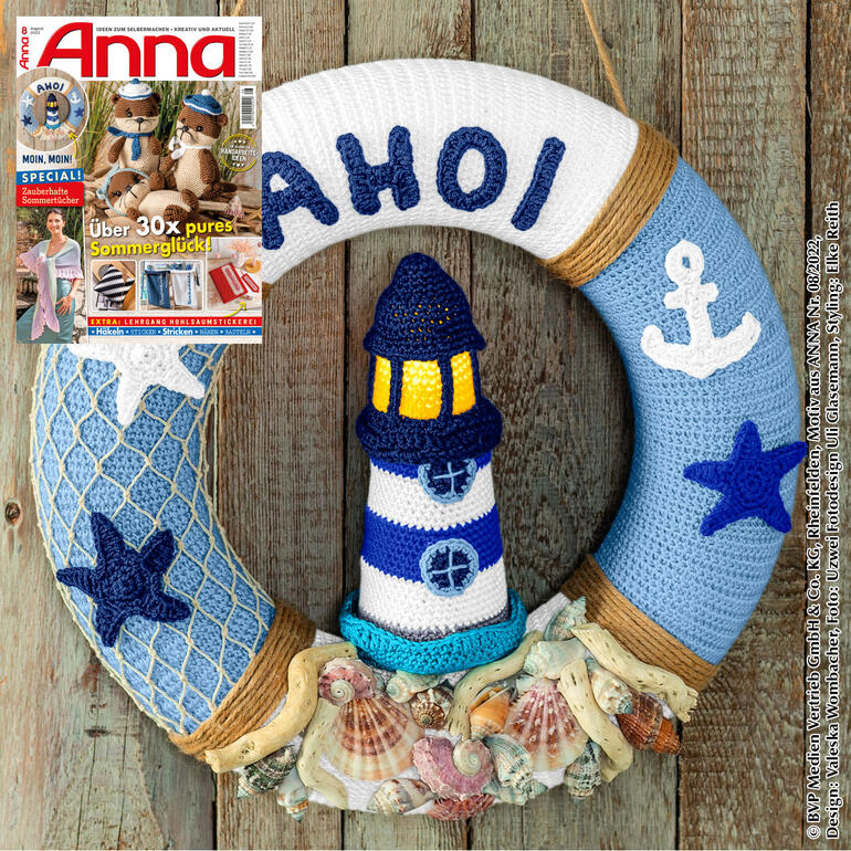 Gehäkelter Türkranz mit Leuchtturm und maritimen Motiven, farbenfrohe Dekoration.