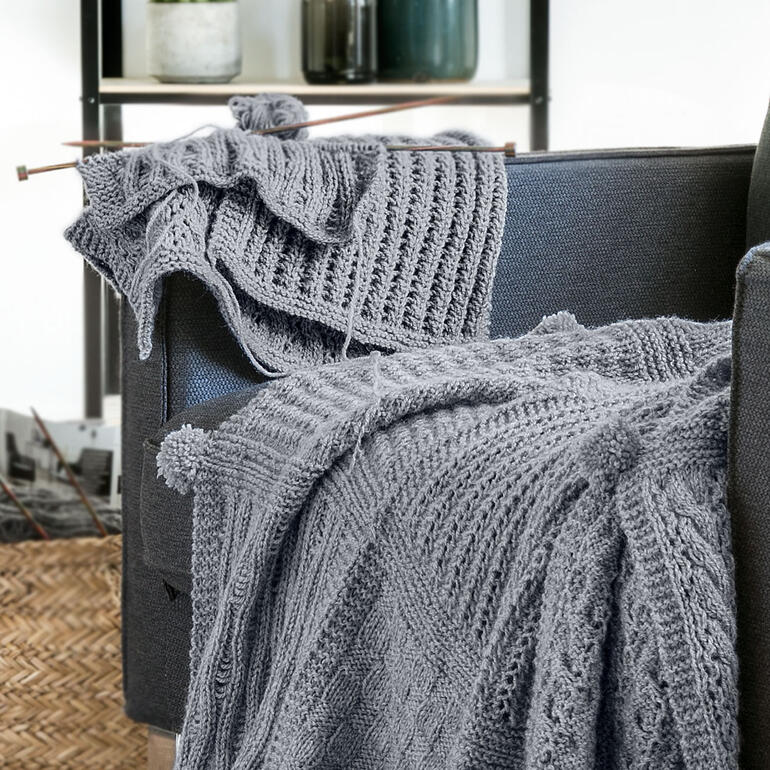 Helle Decke aus Palazzo, drapiert über einen schwarzen Stuhl.