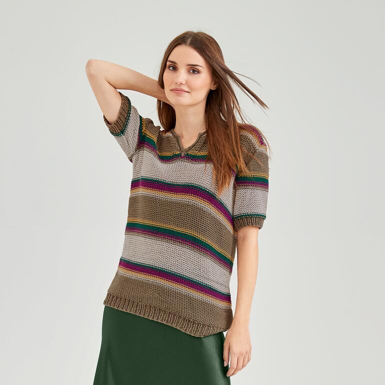 Frau in einem kurzärmligen Pulli aus Bandana mit bunten Streifen.