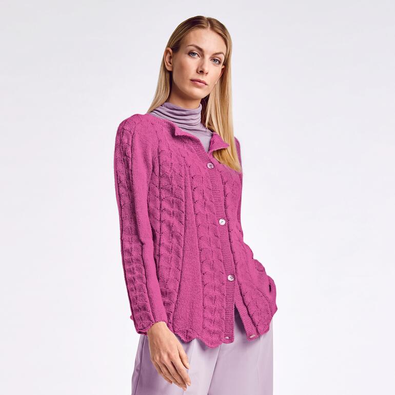 Frau in einer lila Swinger Jacke aus Charme®, elegant mit Turtleneck.