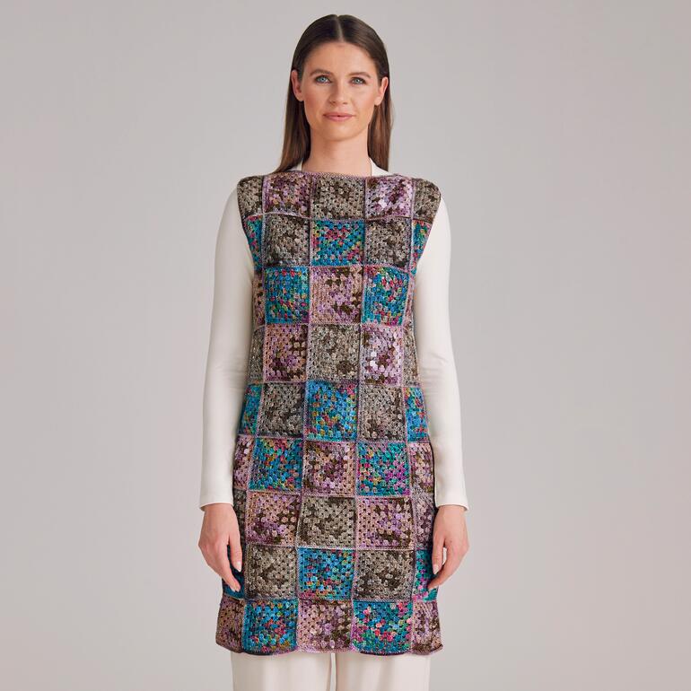 Frau in einem gemusterten Kleid aus Silka® mit eleganter Passform.