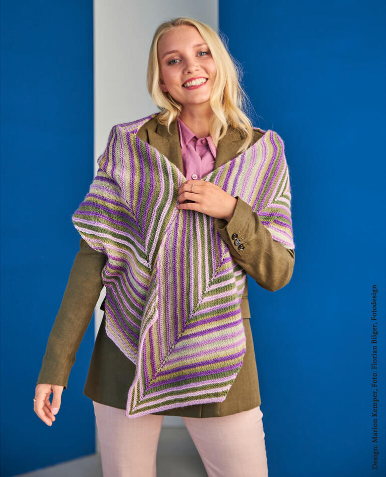 Tuch aus Year Socks Color, Frau lächelt und zeigt die Stoffe in der Hand.