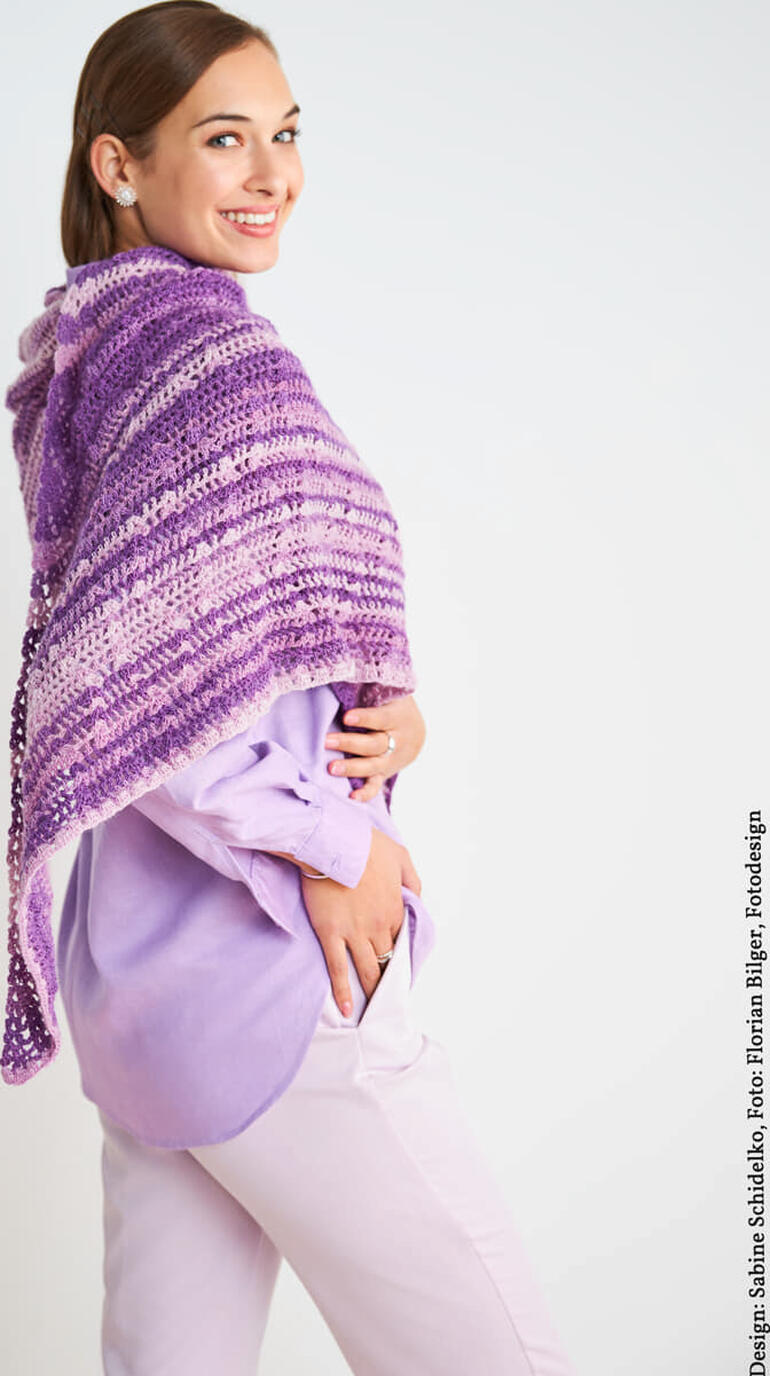 Lila Häkeltuch aus Year Socks Color, Frau trägt das Tuch über den Schultern.