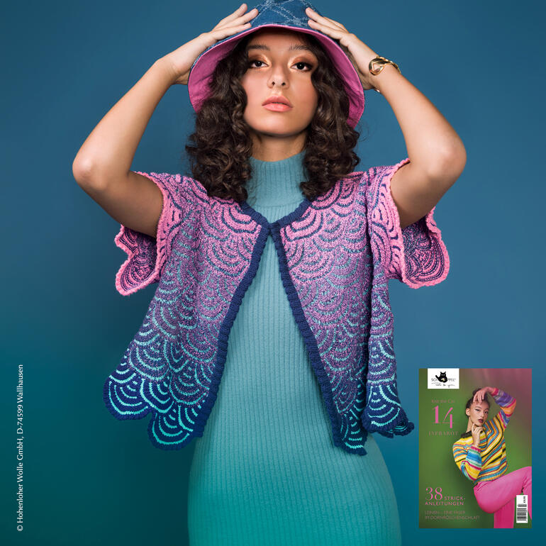 Frau trägt einen Farbmix-Streifen-Kimono aus Zauberperlen® Cotton mit breitem Hut.