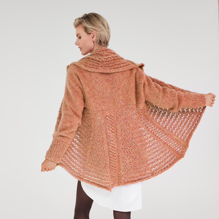 Von hinten sichtbare, weit geschnittene Jacke in Orange.