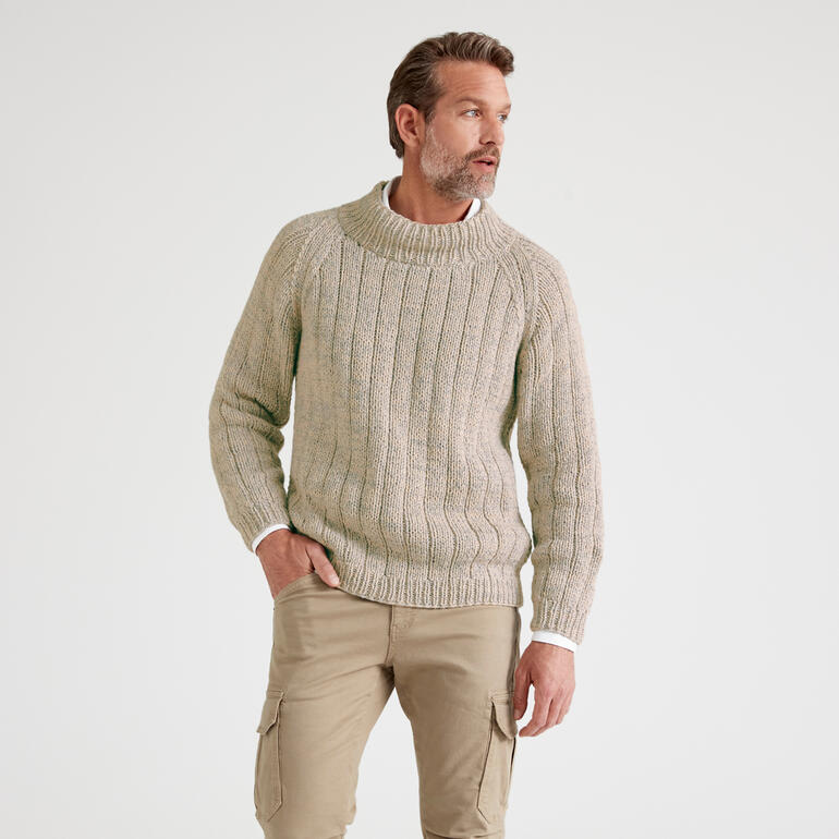 Pullover in neutralen Tönen, lässig getragen über Cargo-Hosen.