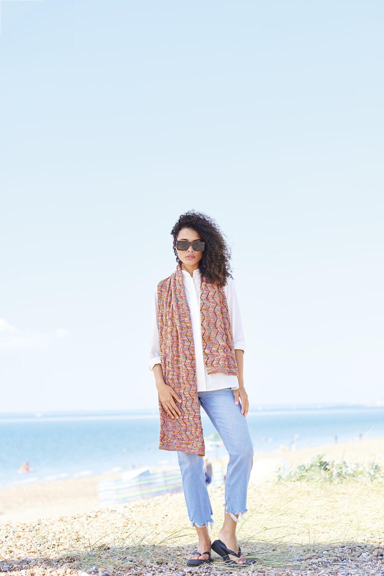 Tuch aus Creative Summer Sprinkles, getragen von einer Frau in Strandkleidung an einem sonnigen Tag.