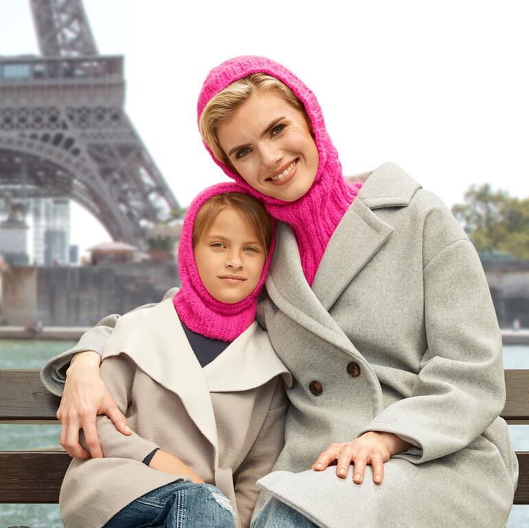 Balaklava aus Fenella, getragen von einer Frau und einem Kind vor dem Eiffelturm.