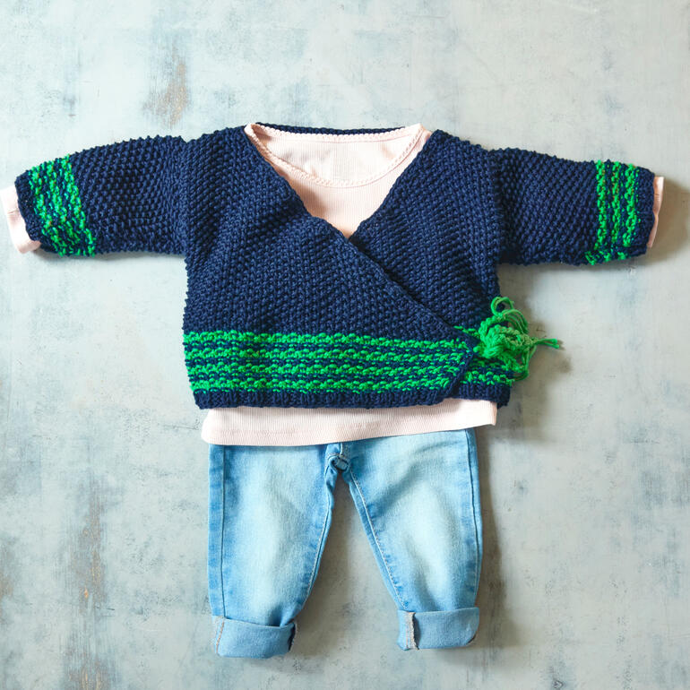 Wickeljacke aus Cotonara, auf einem Tisch liegend, zusammen mit einer Hose.