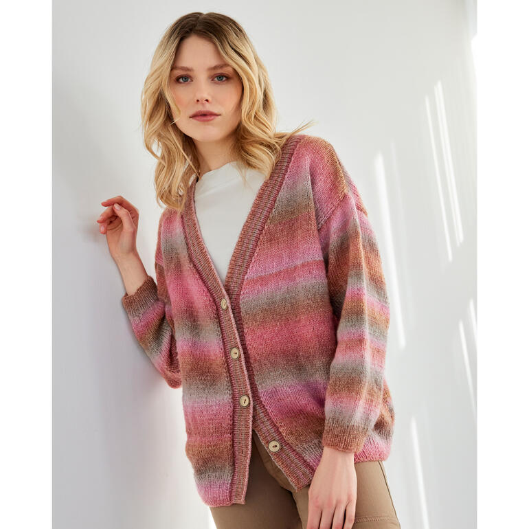 Gestreifte Jacke aus Batique in sanften Farben mit Knöpfen, getragen von einer Frau im Porträt.