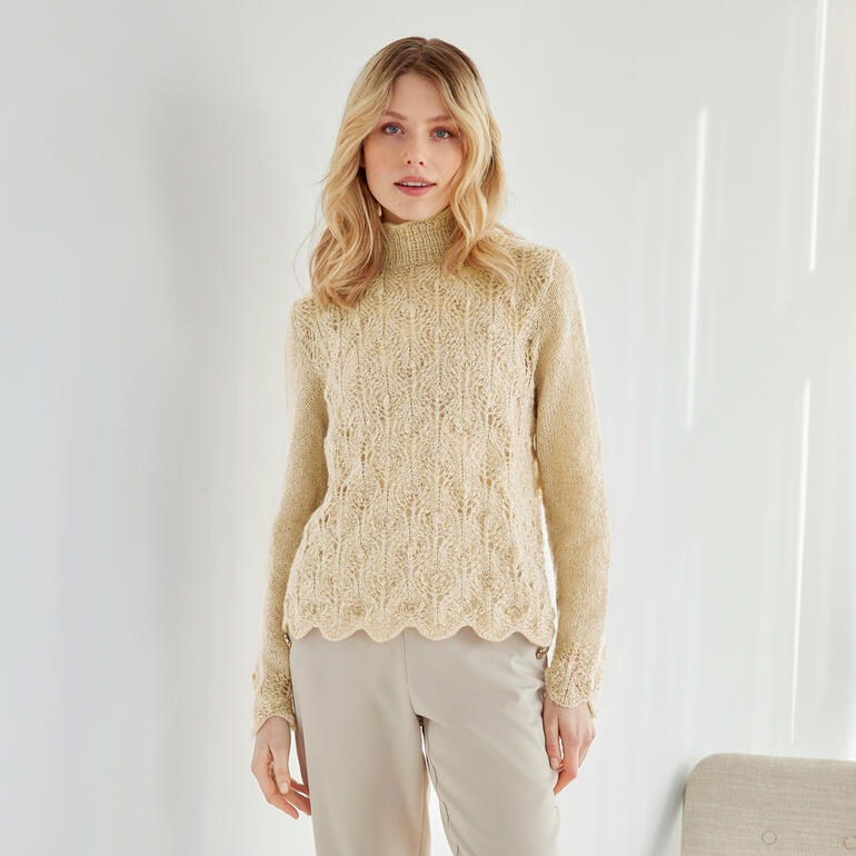 Hellbeige Pullover aus Aparta®, in einem minimalistisch eingerichteten Raum getragen von einer Frau.